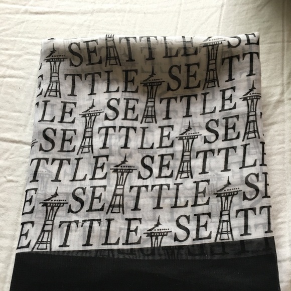 Beautiful Seattle scarf - Picture 2 of 2